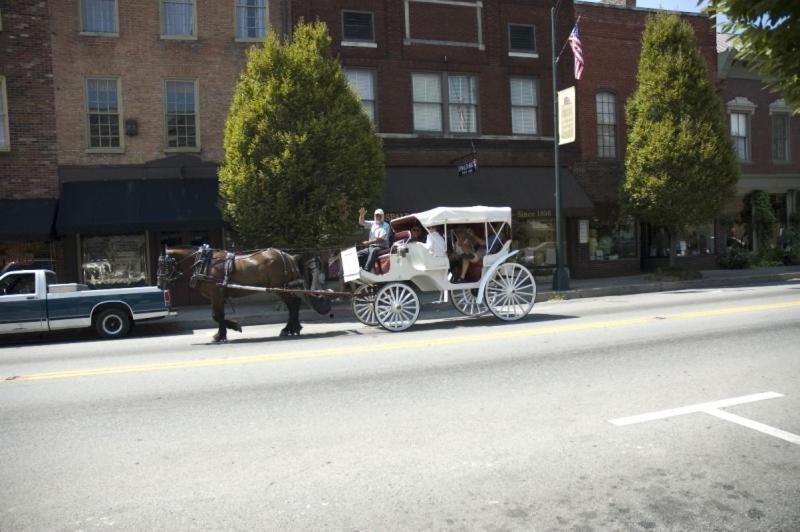 Bourbon Manor Bed & Breakfast Inn Bardstown Bagian luar foto